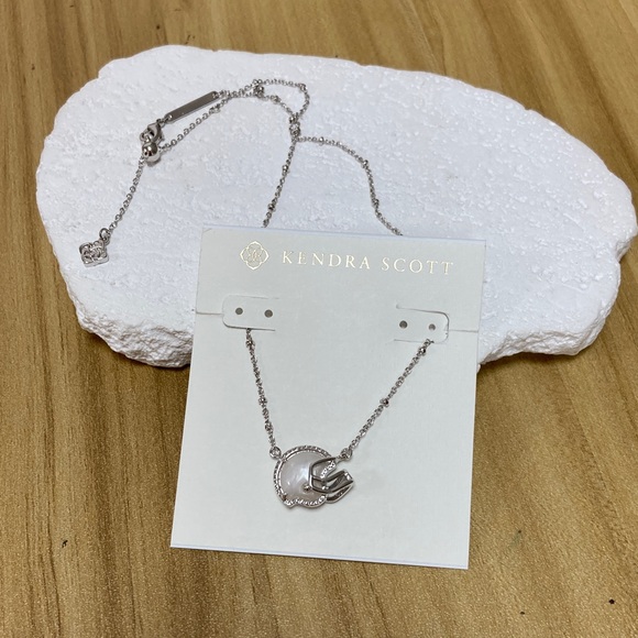 Kendra Scott Jewelry - Kendra Scott Silver Circle Pendant Necklace